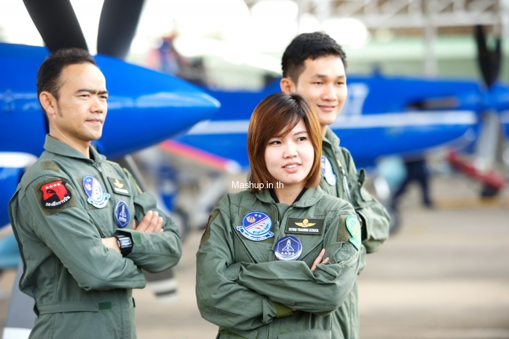 มิ้ง พิรดา เตชะวิจิตร์ และตัวแทนประเทศไทยทั้ง 2 คนขณะเข้าร่วมฝึกฝนกับนักบินหมู่บินผาดแผลงของกองทัพอากาศไทย (Blue Phoenix) เพื่อฝึกฝนร่างกายให้เตรียมพร้อมต่อการรับกับแรงจี (G-Force)